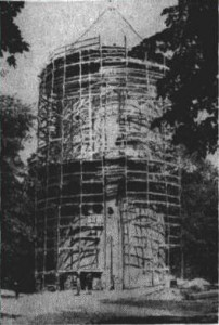Turaidas pils tornis ar sastatnēm 1957. gada jūlijā. (Foto no: Literatūra un Māksla, 06.07.1957.)