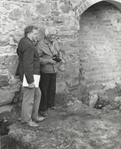 No kreisās: arhitekts Gunārs Jansons un arheologs Jānis Graudonis Turaidas pils izrakumu laikā ap 1980. gadu. Turaidas pils arheoloģiskās ekspedīcijas vadītājs Jānis Graudonis laikā no 1976. – 2000. gadam arheoloģiskajos izrakumos atsedza gandrīz visu Turaidas pils plānojumu. Arhitekts Gunārs Jansons uzmēroja izrakumos atraktos mūru pamatus, kā arī visu pils plānu, pētīja senos būvmateriālus, celtniecības paņēmienus, mēģināja noteikt mūru datējumu un pārbūves.