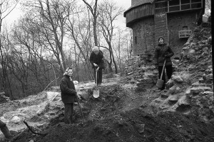 Izpēte rietumu nogāzē – XIX izrakumu laukumā. No kreisās Ilze Siliņa, Aija Kļava, Dzintra Garkāne (Zemīte). 1978. gads. Foto J. Graudonis 
