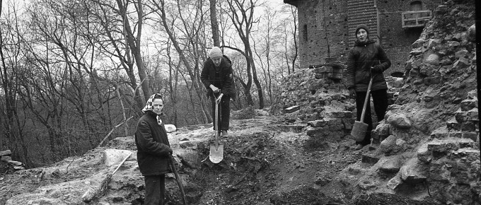 Izpēte rietumu nogāzē – XIX izrakumu laukumā. No kreisās Ilze Siliņa, Aija Kļava, Dzintra Garkāne (Zemīte). 1978. gads. Foto J. Graudonis