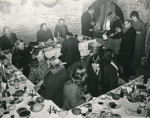 Jaungada balle. Ekspedīcijas darbinieki kopā ar muzeja kolēģiem. 1980. gads. Foto autors nezināms
