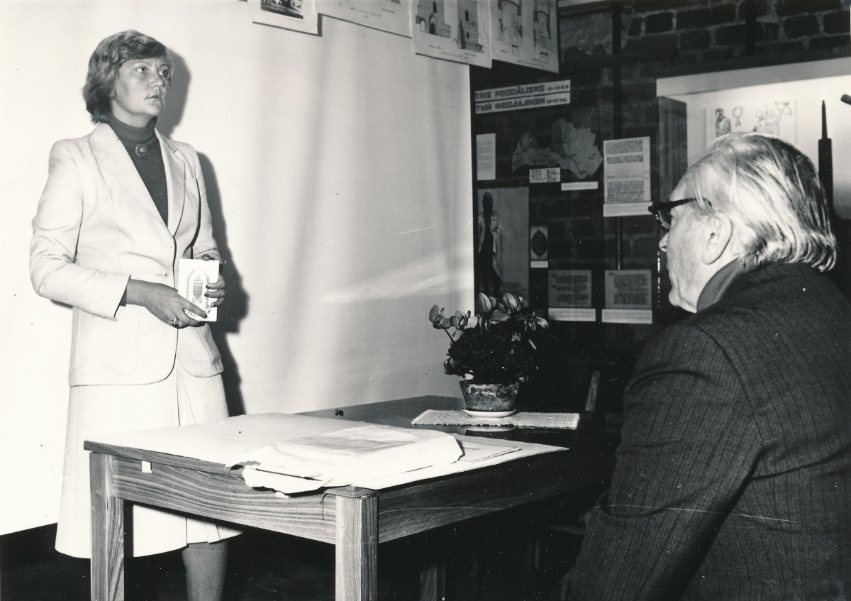 Siguldas novadpētniecības muzeja direktore Anna Jurkāne uzrunā Turaidas pils kompleksa arheoloģiskās izpētes sezonas noslēguma dalībniekus. 1980. gada 16. oktobris 