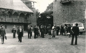 Starptautiskā muzeju semināra dalībnieki Turaidas pils pagalmā. 1980. gads