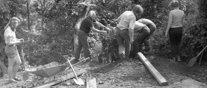 Celmu laušanā. No kreisās otrais ekspedīcijas vadītājs arheologs Jānis Graudonis. 1980. gads 
Viens no smagākajiem Turaidas pils kompleksa arheoloģiskās ekspedīcijas darbiem bija atbrīvošanās no lielo koku celmiem.
