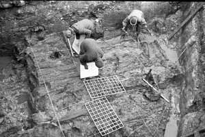 Gaujas lībiešu laika koka būvkonstrukciju zīmēšana un attīrīšana. 1980. gads Foto Jānis Graudonis