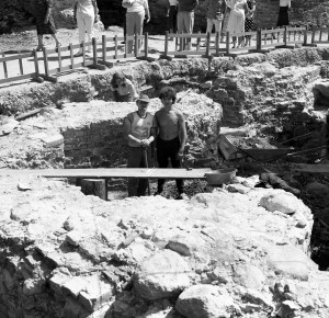 Turaidas pils iekšvārtu aizsargtorņa pamatu izpēte. 1983. gads. Foto Jānis Graudonis