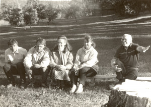 No kreisās: arheoloģiskās ekspedīcijas darbinieki Jānis Ciglis, Anrijs Sviklis, Ilze Siliņa, Dzidra Zālīte un Jānis Graudonis. 1986. gads. Foto: Alberts Linarts
