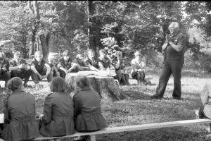Jānis Graudonis uzrunā Gulbenes 1. vidusskolas LOTOS vienības “Labirints” skolēnus. No labās otrā – skolotāja Margarita Češļa. 1986. gada jūlijs. Foto: Alberts Linarts