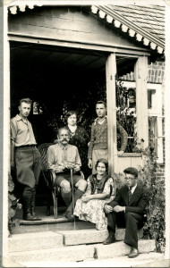 3. attēls. Gopperu ģimene uz Eikažu mājas lieveņa. No kreisās: dēls Miķelis, tēvs Kārlis (sēž tekstā pieminētajā zeltītajā krēslā), māte Vera un ciemiņš – pulkveža Fridriha Brieža dēls Juris (ģenerālis Goppers bija viens no trim J. Brieža aizbildņiem). Priekšplānā – meita Tatjana un jaunākais dēls Sergejs. Foto: M. Tomaļunas. Ap 1933. Attēli no K. Goppera privātarhīva. 