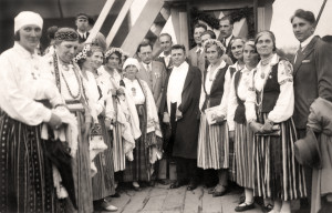 Siguldas kora dalībnieki ar virsdiriģentu Teodoru Reiteru VII Vispārējos latviešu Dziesmu svētkos (1931) 