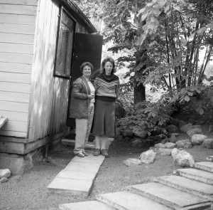 No labās – ekspedīcijas vadītāja vietniece un zīmētāja Ilze Siliņa un skolotāja Asja Līdaka ekspedīcijas nometnē. 1990. gads. Foto Alberts Linarts 