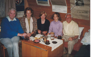 No kreisās Hildegarde Graudone, Ilze Siliņa, Daiga Pjatkovska, Zane Buža, Jānis Graudonis, Turaidā arheoloģiskās ekspedīcijas nometnē, Jāņa Graudoņa mājiņā. 90. g. vidus. Foto autors nezināms