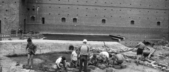 Bruģa attīrīšana Turaidas pils pagalmā. Pirmā no kreisās: darbu vadītāja Zane Buža. 1991. gads. Foto Alberts Linarts