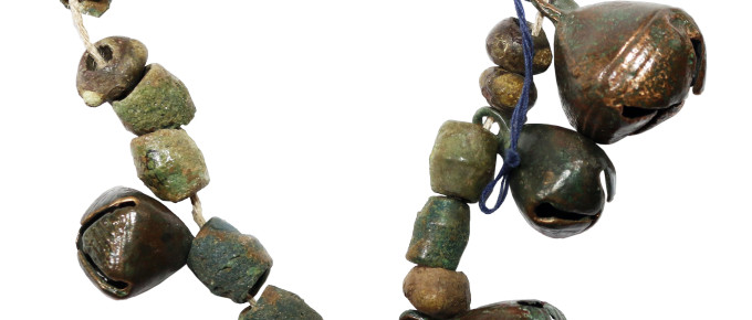 Stikla kreļļu rota ar bronzas zvārguļiem. Atrasta 12. gadsimta lībietes apbedījumā Krimuldas Jaunajā kapsētā. SM 2936:15