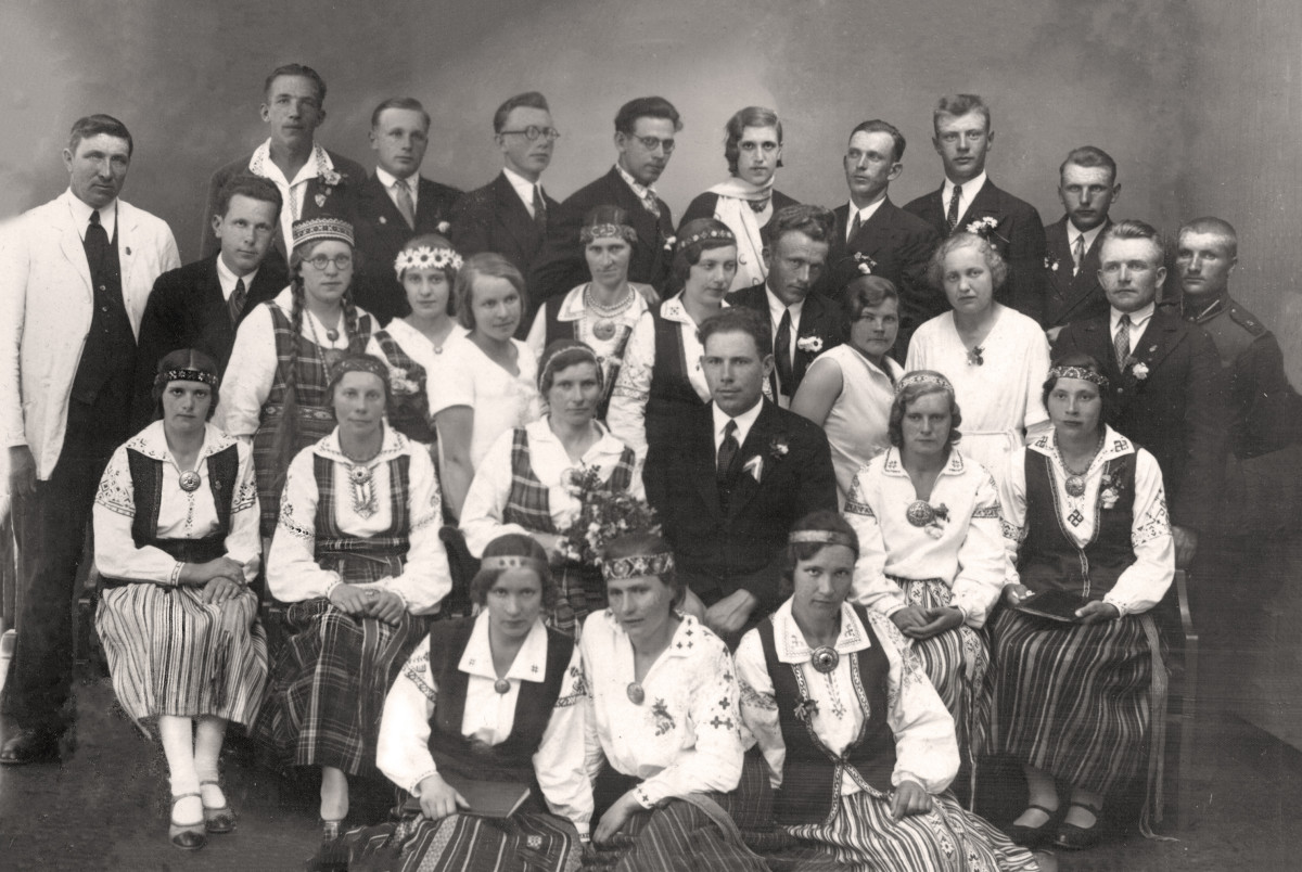 Allažu pagasta koris VIII Vispārējos latviešu Dziesmu svētkos (1933). Otrajā rindā trešais no labās – diriģents Eduards Stots 