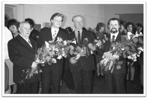 1976. gada 10.aprīlis. Mākslas dienām veltīta izstāde Siguldas kultūras namā. No kreisās: mākslinieki – novadnieki - Nikolajs Linde, Zigurds Zuze, Staņislavs Kreics, Voldemārs Gudovskis. 