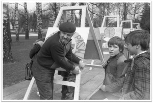 1985. gads Siguldas pilsētas galvenais mākslinieks Voldemārs Gudovskis iekārto bērnu zīmējumu izstādi pie Siguldas kultūras nama.(