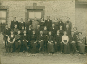 Turaidas pagasta koris ar diriģentu Tomu Pauliņu un Eikažu un Bīriņu jauniešiem (1910) 