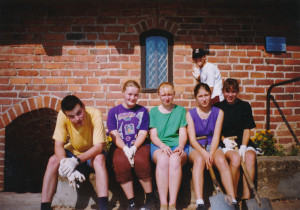 No kreisās: Piotr Hernik (Polija), Guna Grūbe, Baiba Biteniece, Katarzyna Lesniak (Polija), Inga Biteniece, stāv jaunietis no Siguldas, vārds nav zināms. Foto autors nav zināms 
