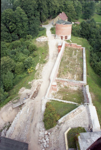 Ziemeļu priekšpils, kreisajā pusē cvingera rietumu sienas izpēte. Foto: Alberts Linarts