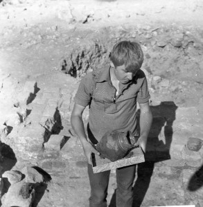 Tehnisko darbu vadītājs Jānis Ciglis 1986. gadā ar pils izpētē atrasto krūzi. Foto: Jānis Graudonis 