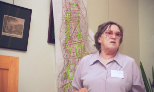 Dr. biol. Lija Bērziņa konferencē „Turaidas pilskalna saglabāšanas problēmas”. 2002. gads